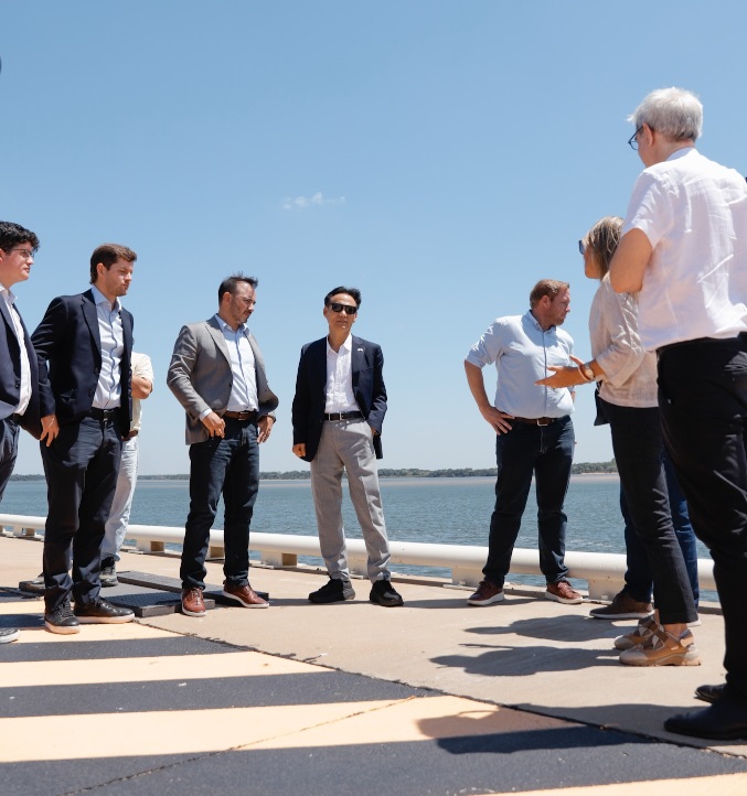 EL GOBERNADOR VALDES RECORRIÓ EL PUERTO Y PARQUE INDUSTRIAL JUNTO AL EMBAJADOR DE COREA