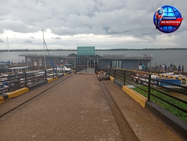 ARDUO TRABAJO DE DESAGOTE DEL PONTÓN FLOTANTE DEL PUERTO DE ITUZAINGÓ